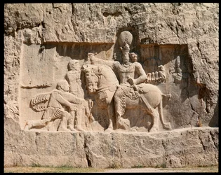 Uitzicht op de Necropolis en de graven van de Achaemenidische koningen, reliëf dat de overwinning van Shapur I op de Romeinse keizer Valerianus in Edessa, 260 AD, voorstelt