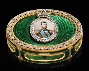 Een juwelen snuifdoos met een aquarel miniatuur van Keizer Nicolaas II, c. 1890