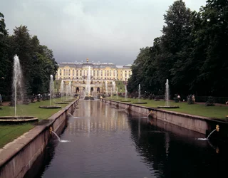 Uitzicht op de grote waterval van het kasteel van Peterhof, gerealiseerd onder Peter de Grote nabij Sint-Petersburg, Rusland