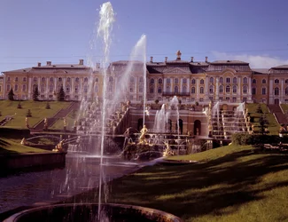 Uitzicht op de grote waterval van het kasteel van Peterhof, gerealiseerd onder Peter de Grote nabij Sint-Petersburg, Rusland