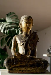 Boeddha zittend in Bhumisparsa Mudra gebaar tijdens meditatie