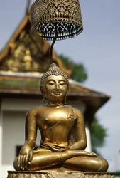De Phra Buddha Sihing blootgesteld aan aanbidders tijdens de Nieuwjaarsvieringen (brons)