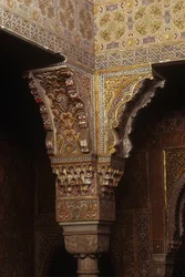 Detail van een polychroom kapiteel in de baden