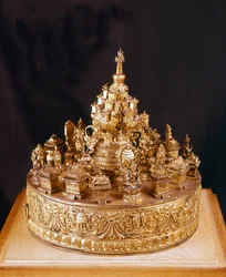 Tibetaanse mandala: zeldzaam stuk in gesculpteerd goudbrons. De mandala is een weergave van het goddelijke kosmos, in het centrum waarvan de berg Merou staat, een berg bekroond door het paleis van de oppergod Indra en omgeven door vier continenten - Musée 