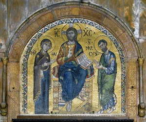 Byzantijnse architectuur: Christus in majesteit (Christus in glorie) tussen de Maagd en Sint Marcus (Deesis), mozaïeken gemaakt door Venetiaanse kunstenaars en herontworpen in de 16e eeuw. Apsis. Basilica di San Marco, Venetië.