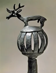 Scythische kunst (Scythische beschaving of Scythia): bronzen tankornament met de figuur van een hert. Object uit de 7e - 6e eeuw v.Chr. Sint-Petersburg, Hermitage Museum