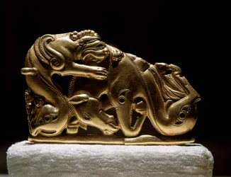 Scythische kunst: gouden gordelfibula met afbeelding van een griffioen die een paard aanvalt. Uit Chiliktin. 5e-4e eeuw v.Chr. Sint-Petersburg, Hermitage Museum