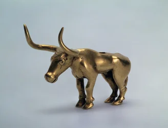 Beeldje van een stier Stuk van een paal van een baldakijn, 3e millennium v.Chr.