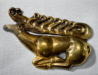 Scythische kunst: schildembleem in de vorm van een liggend hert. Gouden object uit het einde van de 7e, begin 6e eeuw v.Chr. Sint-Petersburg, Hermitage Museum