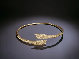 Torque met leeuwen die zwijnen aanvallen aan de uiteinden (goud)