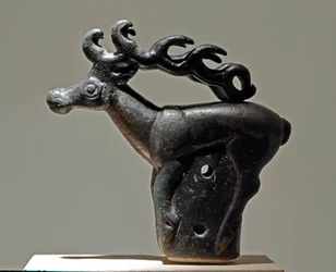 Zoomorfisch deksel dat een hert voorstelt. Bronzen object uit de 6e - 2e eeuw v.Chr. Sint-Petersburg, Hermitage Museum