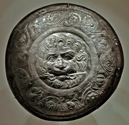 Scythische kunst (Scythische beschaving): Zilveren ornamentelement dat een leeuwenkop met een speer in de mond voorstelt uit de regio Rostov. Sarmatische kunst, 2e - 3e eeuw v.Chr. Hermitage Museum van Sint-Petersburg