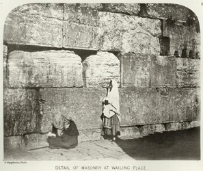 Exterieur van Haram-Ash-Sharif, detail van metselwerk bij de Klaagmuur, ca.1864-65 zwart-wit foto