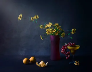 Stemmige bloemen en fruit