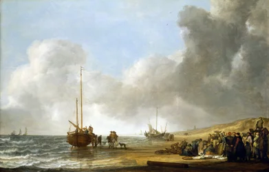 Een scène op het strand van Scheveningen (Den Haag, Nederland), de zee aan de linkerkant en zandduinen aan de rechterkant, in het midden een vissersboot op zijn kiel en een groep vissers