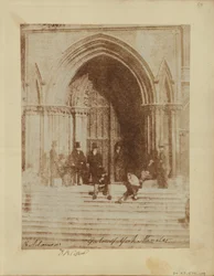 Een Groep Mannen bij de Zuidelijke Ingang van York Minster