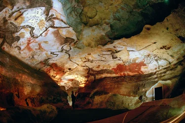 De Hal van de Stieren met Jacques Marsal, een van de ontdekkers van de grotten van Lascaux