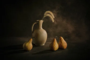 Stilleven met sombere peren