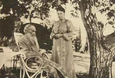 De Russische schrijver Leo Tolstoj en zijn vrouw Sophia bij de Zwarte Zee, Krim, Rusland, 1902