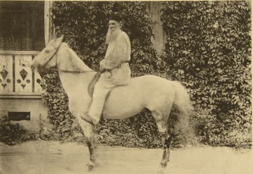 Russische auteur Leo Tolstoy te paard, Moskou, Rusland, 1890s