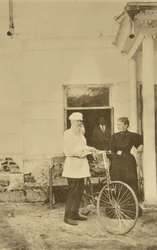 De Russische schrijver Leo Tolstoj met een fiets, Rusland, jaren 1890