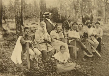 Russische auteur Leo Tolstoj met gasten, Jasnaja Poljana, nabij Tula, Rusland, 1895