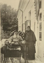 De Russische schrijver Leo Tolstoj met zijn zus Maria Nikolajevna, Rusland, jaren 1900