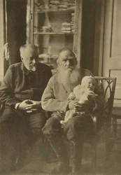 Russische auteur Leo Tolstoy met zijn schoonzoon en kleindochter, Rusland, c1905-c1906