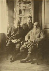 Russische auteur Leo Tolstoj met politicus Mikhail Stakhovich en Mikhail Sukhotin, Rusland, 1900s