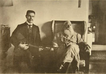 Russische auteur Leo Tolstoy met de balalaika speler Boris Troyanovsky, Rusland, 1909