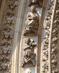 Archivolt van het centrale portaal van de westgevel, detail van een violist en een citer speler, ca. 1350-1400 (hoog reliëf)