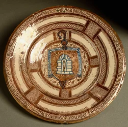 Wapen van de abt van Poblet, een cisterciënzerabdij in Catalonië. Keramische schaal vervaardigd nabij Valencia, Spanje. 16e eeuw, Florence, Museo Nazionale del Bargello