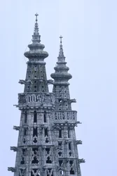Detail van de klokkentoren spitsen