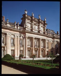 Voorgevel van het Koninklijk Paleis van de Granja de San Ildefonso, zomerresidentie van de koningen van Spanje