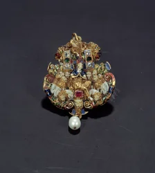 Sieraden: diamanten hanger, email op goud rond, smaragd en parel die Daniel in de leeuwenkuil voorstellen. 1550-1600. Uit Spanje. Parijs, Louvre Museum