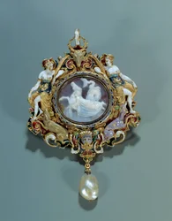 Sieraad: hanger email op goud rond met een camee. 1550-1575. Parijs, Louvre Museum