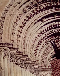 Beeldhouwwerk detail van de gevel van het hoofdportaal