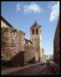 Uitzicht op de basiliek en Romeinse muren