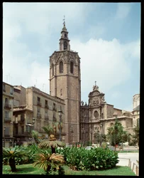 Uitzicht op de Micalet (Miquelet of El Miguelete) klokkentoren van de kathedraal van Valencia (Valencia) 1381-1429 Spanje
