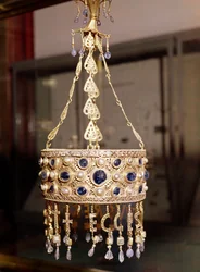 Votiefkroon van koning Recceswinth (r. 652-72) uit de schat van Guarrazar, ca. 670 (goud, bergkristal, parels en saffieren)