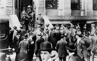 Bezorgde menigten buiten het kantoor van de White Star Line, 1912 1937