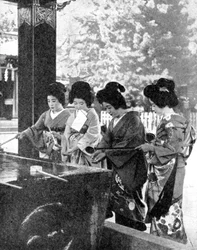 Japanse vrouwen wassen hun handen voordat ze een tempel binnengaan, 1936