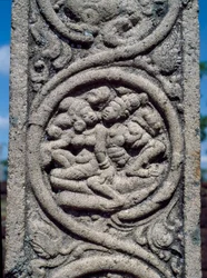Reliëf van een pilaar van een boeddhistische tempel