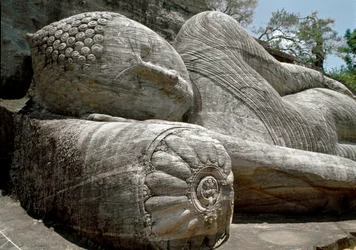 Het liggende beeld, dat de parinirvana van Boeddha afbeeldt, sculptuur, Tempel van Gal Vihara