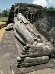 Het liggende beeld, dat de parinirvana van Boeddha uitbeeldt, beeldhouwwerk, Tempel van Gal Vihara