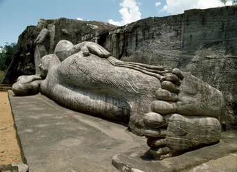 Het liggende beeld, dat de parinirvana van Boeddha afbeeldt, beeldhouwwerk, Tempel van Gal Vihara