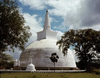 Zicht op de Ruwanwelisaya stupa