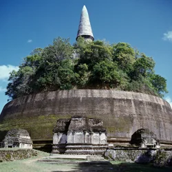 Uitzicht op stupa Rankoth Vehera