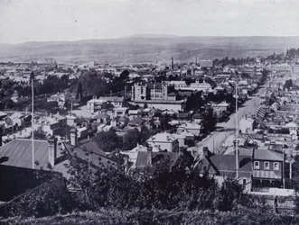Launceston: Uitzicht vanaf Upper Brisbane Street, met uitzicht op Brisbane en Paterson Streets, State High School in het midden