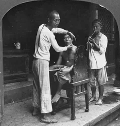 Een Chinese kapper in Bhamo, Birma, 1908